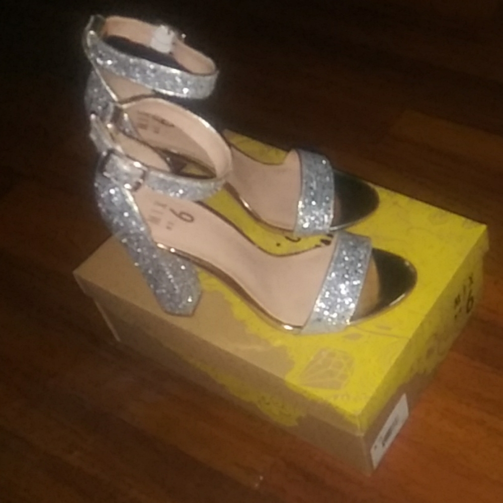 Shoes - Picture 2 of 3